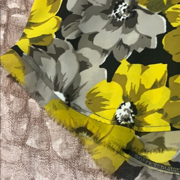 Sleeveless top with gray and yellow flowers - Picture 2 of 3